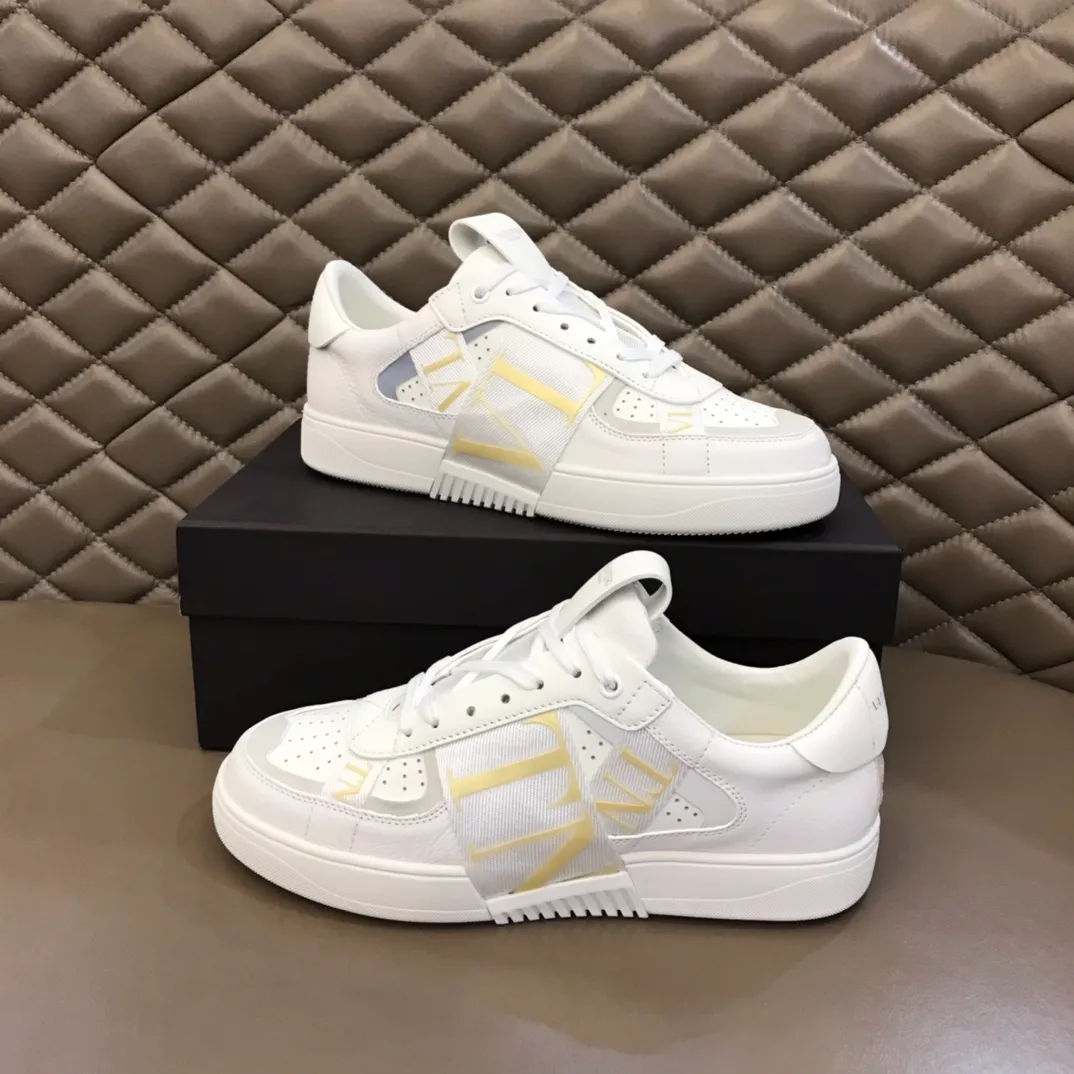 p440 "Valentin*" new spring and summer calfskin lace-up sneakers. No man should be able to refuse these shoes. The classic color scheme is so handsome! Purchase a high-precision replica of the original version to instantly sell off the market currency! 6 VLTN logo rubber effect straps - Valentino Garavani Logo printed on the back and tongue, all materials are customized to ensure quality! Size: 38-44